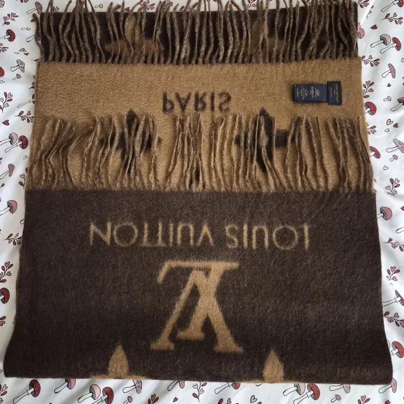 Louis Vuitton Elegant Brown Monogram Scarf